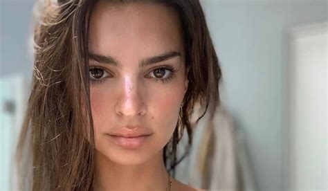 Emily Ratajkowski Toujours Confin E Elle Encha Ne Les Clich S Sexy