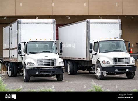 Industrial Middle Duty Day Cab Compact Rig Semi Trucks With Box Trailers Making Local Deliveries