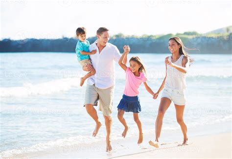 Familia Feliz En La Playa Foto De Stock En Vecteezy