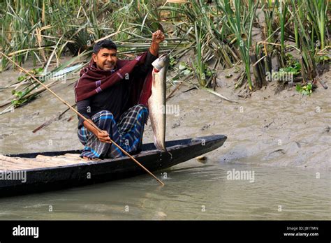 Un pescador muestra sus capturas en el río de Chitra Narail