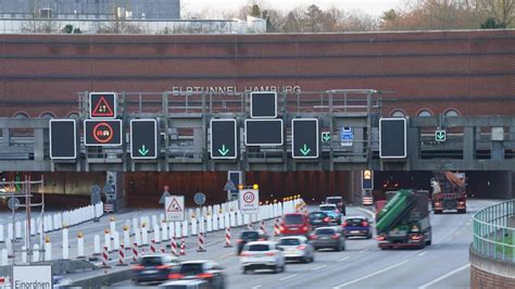 Lastwagen Brennt Im Hamburger Elbtunnel Stau Auf Der A7