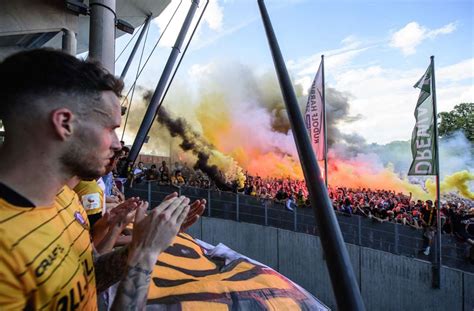 Dynamo Dresden Versto Gegen Corona Abstandsregeln Fans Vor