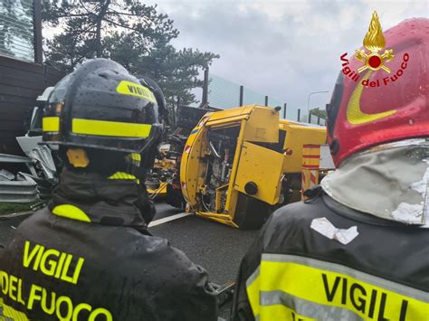 Duino Scontro Tra Auto E Mezzo Pesante In A Autista Incastrato E