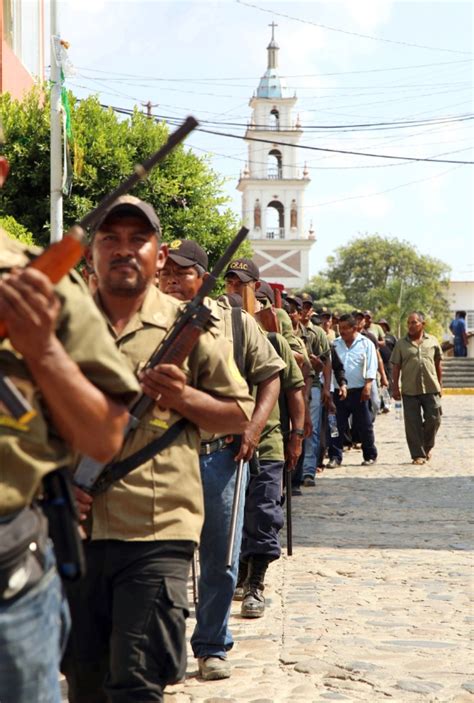 Marchan Polic As Comunitarios En San Luis Acatl N Ayutla Y Tlapa Por