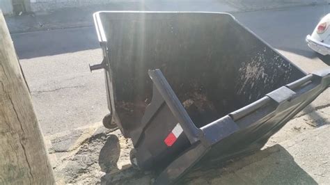 Container De Lixo Quebrado No Bairro Vilarejo Causa Transtorno Para