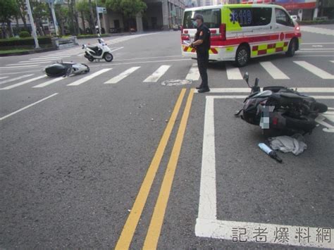 雙載機車闖紅燈遭綠燈騎士擊落 兩車三人噴飛 撞瞬畫面網友熱議 闖燈騎士下場曝 民生電子報