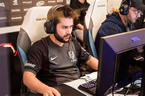 File:KRYSTAL at ESLM Winter 2015 Finals.jpg - Liquipedia Commons Wiki