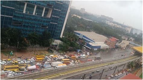 Bengaluru Rain ಬೆಂಗಳೂರಿನಲ್ಲಿ ವ್ಯಾಪಕ ಮಳೆ ರಸ್ತೆಗಳು ಜಲಾವೃತ ಟ್ರಾಫಿಕ್