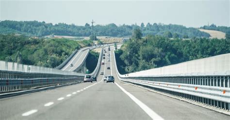 Guida Contromano Sulla Corsia Di Sorpasso In Autostrada Per Oltre Km