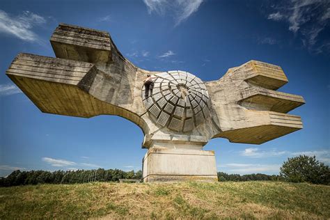 andy day documents parkour practice on architectural war monuments