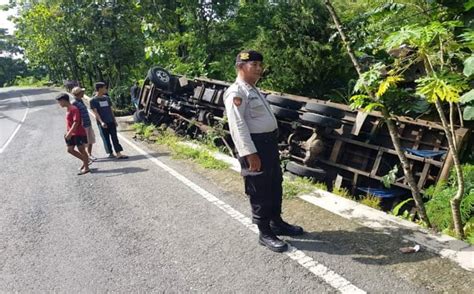 Tak Kuat Nanjak Di Tanjakan Sambeng Truk Tronton Bermuatan Backhoe