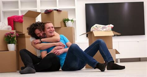 Relaxando Em Casa Nova Alegre Jovem Casal Gay Sentado No Ch O Enquanto Caixas De Papel O Ao