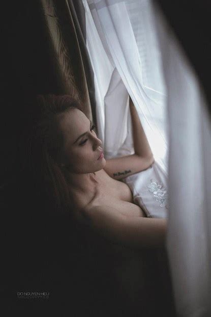 Mẫu nude Việt Từng bị rượt đuổi khi chụp ngoài trời