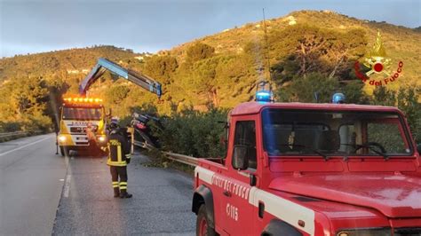 Messina Grave Incidente Sull A Auto Esce Di Strada E Si Ribalta Foto