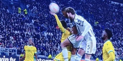 Juve Furiosa Per Un Fallo Di Mano In Area Per L Arbitro Spinta Di Bremer