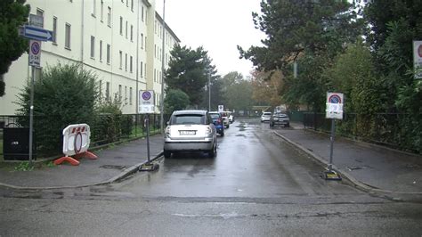 Pavia Via Saluzzo Completamente Pedonale Scontro A Distanza Tra