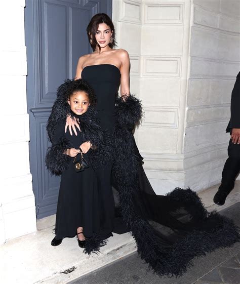 Kylie Jenner Y Su Hija Stormi De 5 Años Causan Sensación En París Con Sus Looks A Juego