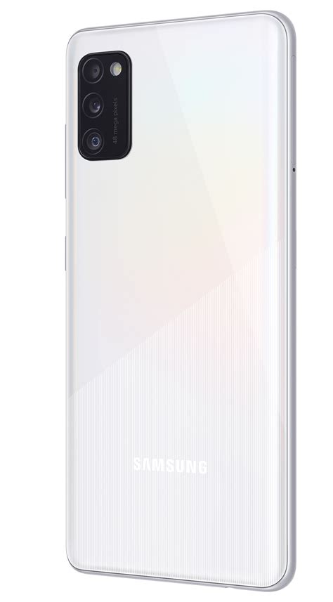Недорогой, не самый крупный, но уже без защиты от воды. Samsung Galaxy ...