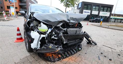 Flinke Schade Bij Botsing Tussen Twee Autos In Eindhoven Eindhoven