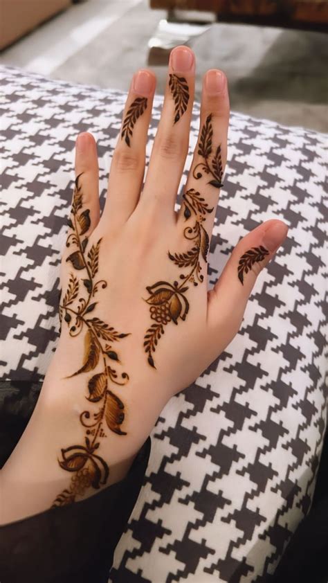 Pin Di Sareeee Su Mehndi Tatuaggi Con Henna Idee Per Tatuaggi Tatuaggi