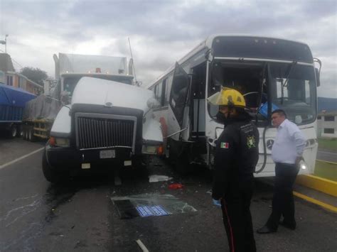 Aparatoso choque entre autobús Tizayuca y trailer en Tulancingo