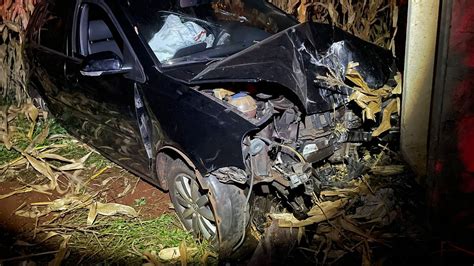 Condutor Perde O Controle Da Dire O E Colide Carro Em Poste Na Rodovia