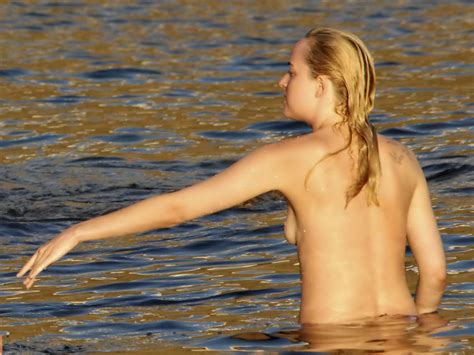 Dakota Johnson Nuda Anni In Beach Babes