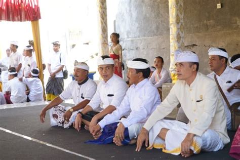 Pemkab Jembrana Ngaturang Penganyar Di Pura Penataran Agung Rinjani