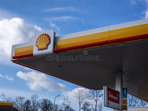 Shell Petrol Station Company Logo. Editorial Stock Image - Image of ...