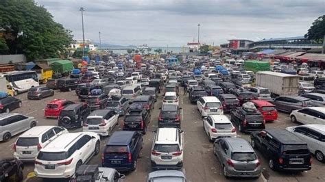 Pelabuhan Merak Padat Pemudik Antrean Kendaraan Mengular Hingga Tol Km 90