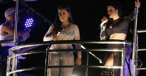 Simone E Simaria Apostam Em Fenda Profunda E Macac O Colado Em Show