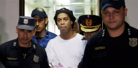 Ronaldinho Ga Cho Pode Parar Na Cadeia Por N O Pagar Pens O A Ex Noiva