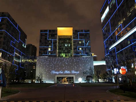 无人博物馆高楼大厦横图彩色室外夜晚仰视度假美景植物城市风光标志建筑城市大厦地标建筑摩天大楼霓虹灯夜景