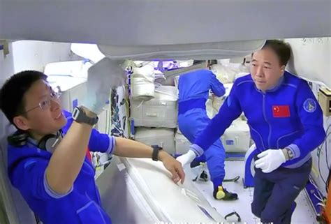 Tripulaci N De Shenzhou Realizar Actividades Extravehiculares