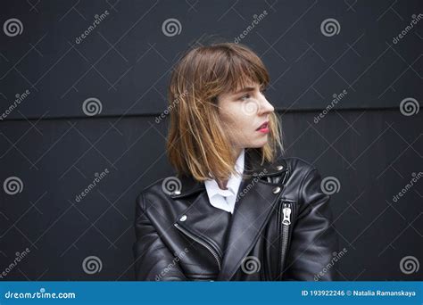 Portrait Ensoleill De Mode De Vie De Jeune Fille Gay Mignonne Avec Incroyable Roux Pos Sur La