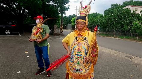 【女乩身戴頭冠太子 王爺乩身 乩身起乩降駕持法器架勢十足】土城天聖宮 前往麻豆太子宮進香1 Youtube