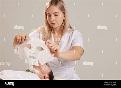 La Esteticista Suaviza La M Scara De La Hoja En La Cara De La Mujer