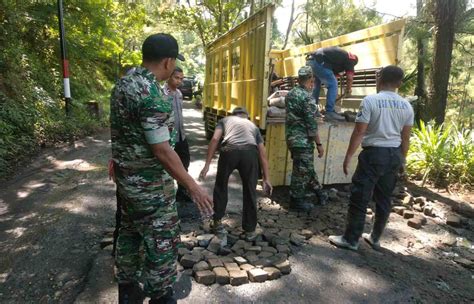 Koramil 0806 10 Pule Bantu Perbaiki Jalan Rusak Di Trenggalek Nenemonews