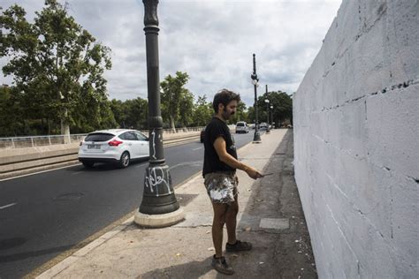 FOTOGALERÍA Elías Taño vuelve a pintar su mural sobre el caso Alsasua