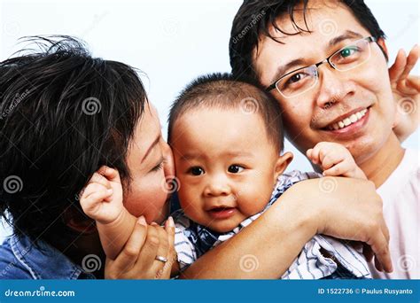 Familia asiática feliz foto de archivo Imagen de infante 1522736