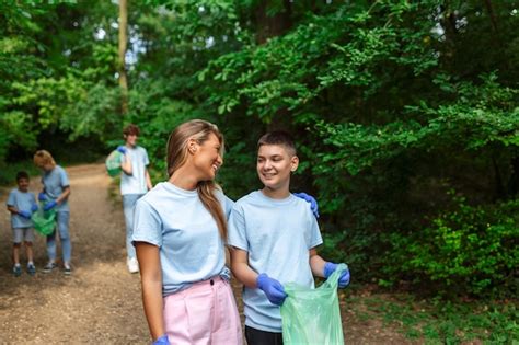 Grupo De Voluntarios Limpiando El Bosque De Desechos Concepto De