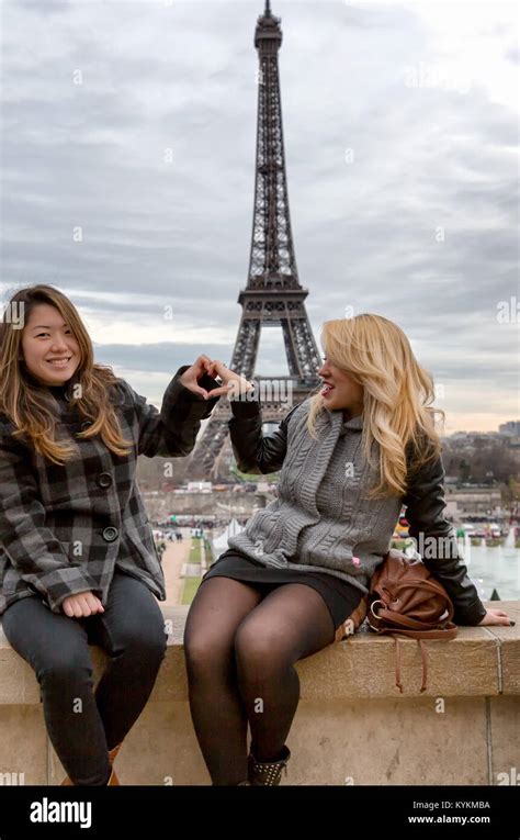 Paris Tour Eiffel Les Touristes Posent Pour Des Photos Avec La Tour En