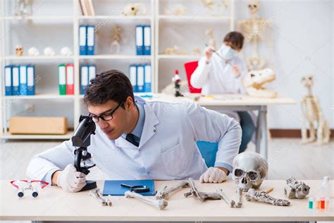 Profesor Estudiando Esqueleto Humano En Laboratorio 2024