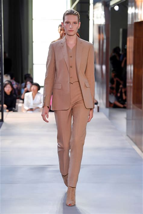 Sfilata Burberry Londra Collezioni Primavera Estate 2019 Vogue Suit