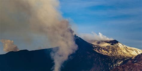 Etna Fontana Di Lava Nube E Cenere Dal Cratere Sud Est Gazzetta Del Sud