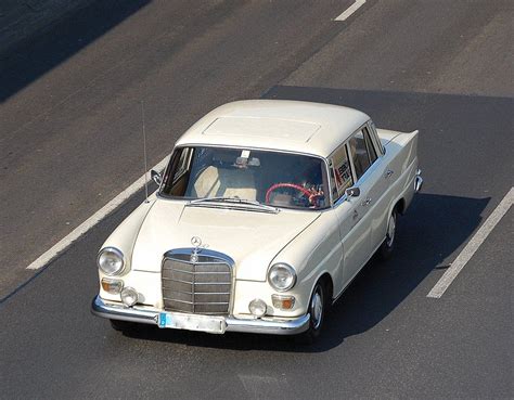 Ein Mercedes Benz W Mit Den Kleinen Heckflossen