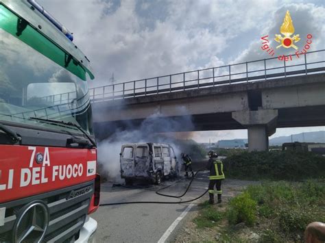 Lamezia In Fiamme Furgone In Transito Nella Zona Industriale