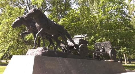 УИХ-ын дарга Москва хот дахь “Ялалтад тэмүүлсэн морьд” хөшөөнд цэцэг ...