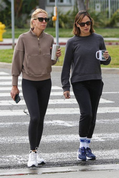 Jennifer Garner Running Errands In Santa Monica Famousfix