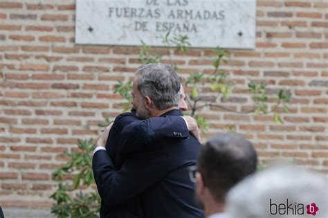 Beltr N G Mez Acebo Y Felipe Vi Se Funden Un Abrazo En El Funeral De